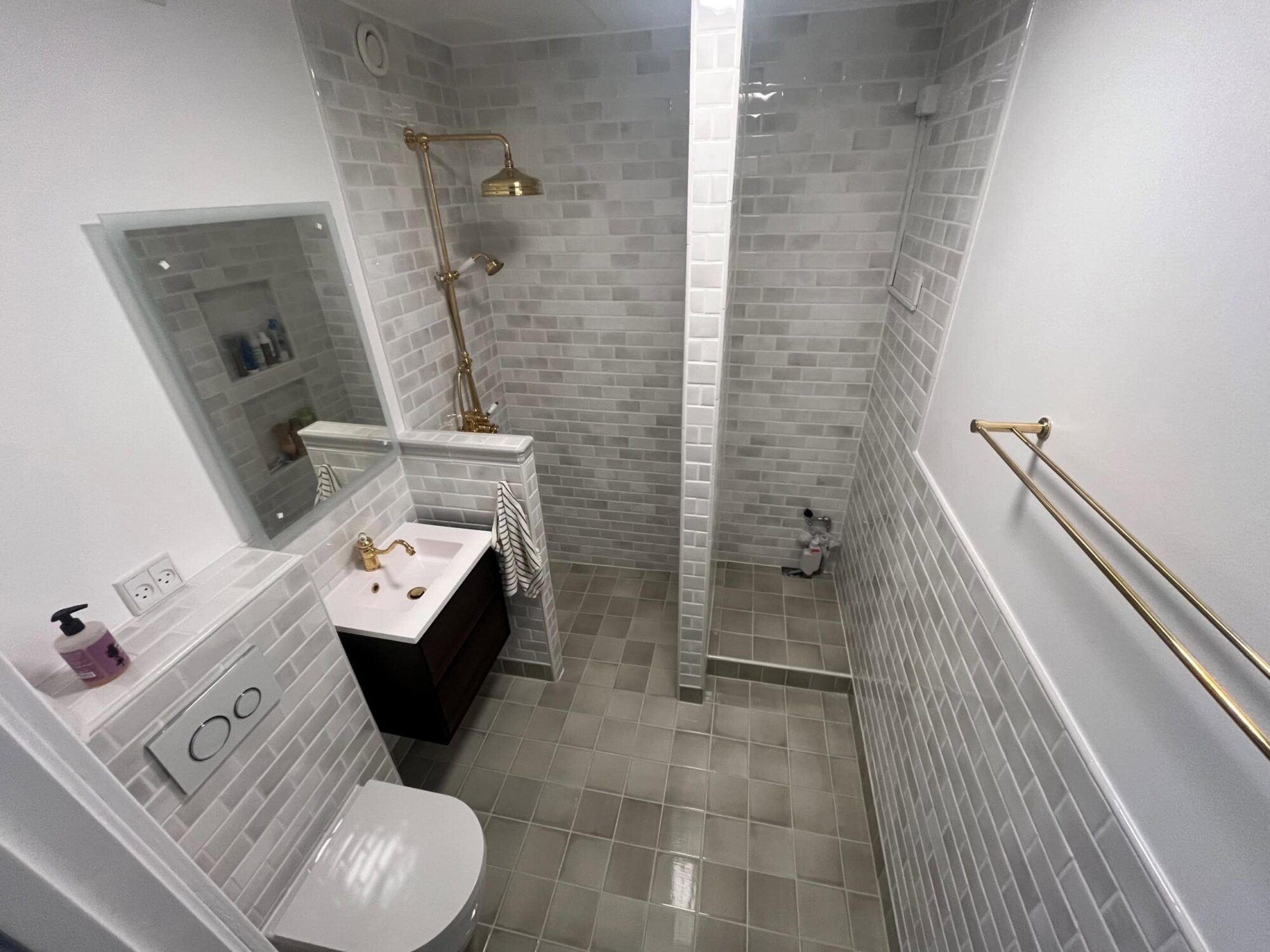Sådan planlægger du den perfekte badeværelsesrenovering uden budgetskred