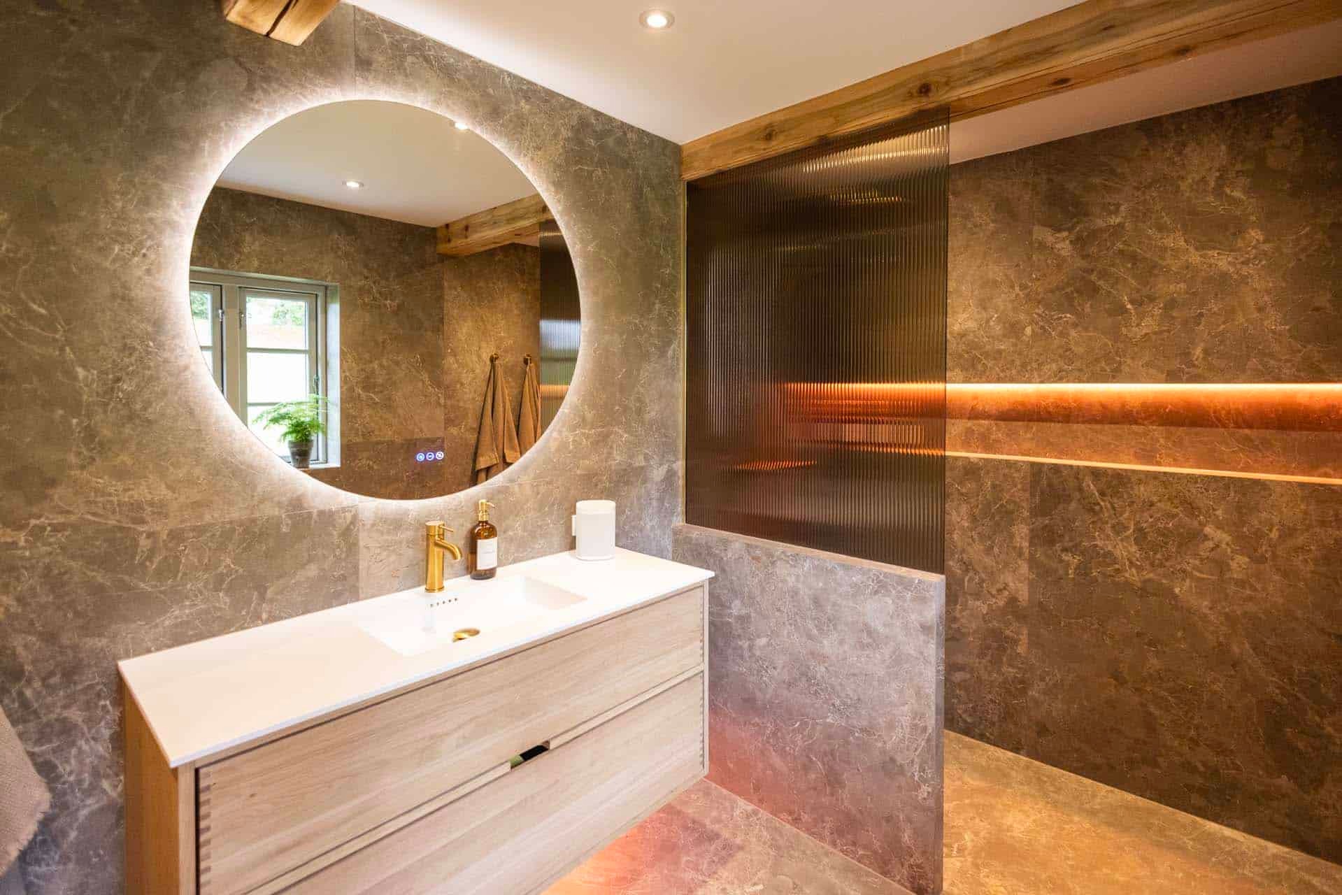 Hvad indebærer en totalentreprise ved renovering af badeværelse?